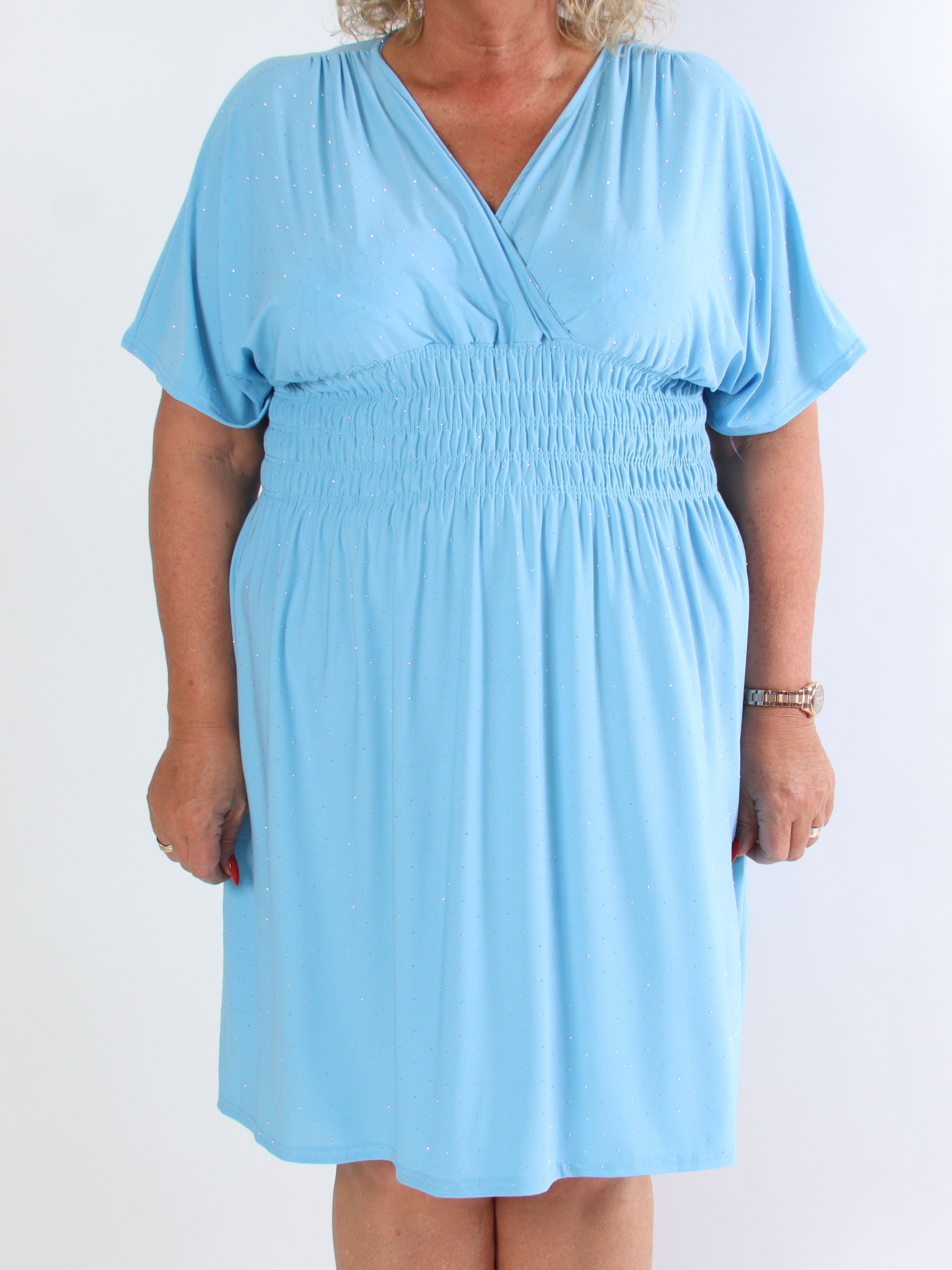 Pams Crystal Short - Kort elastisk plus size klänning med strass